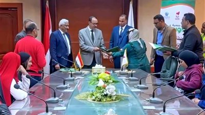 بـ300 ألف.. محافظ سوهاج يسلم 15 شيكا للعرائس الأولى بالرعاية بالتعاون مع الأورمان