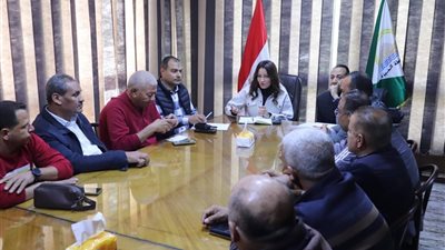 نائب محافظ الجيزة تعقد اجتماعًا مع شركات النظافة لبحث سبل دعم منظومة النظافة بالمحافظة