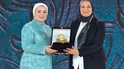 السيدة انتصار السيسي تكرم الدكتورة غادة فاروق ضمن احتفالية المرأة المصرية أيقونة النجاح
