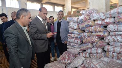 محافظ أسيوط يتفقد مخازن الشركة المصرية لتجارة الجملة ويؤكد توافر السلع التموينية 