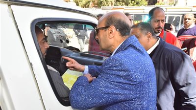 محافظ أسيوط يقود جولة ميدانية على مواقف السرفيس ومحطات الوقود لمتابعة الالتزام بالتعريفة الجديدة