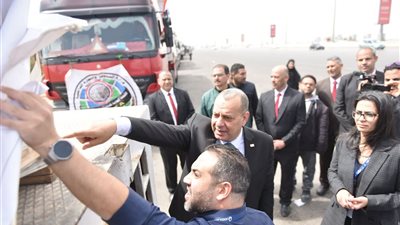 130 طنا من المساعدات الإنسانية يتم نقلها عبر 22 شاحنة لدعم الأشقاء الفلسطينيين