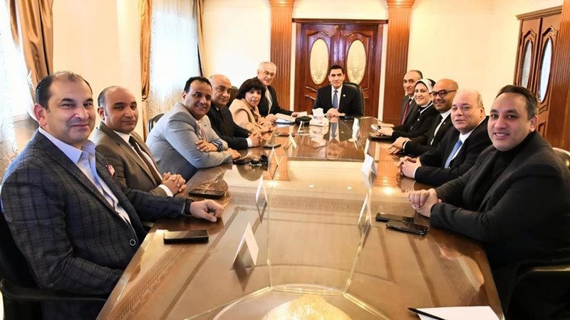 وزير الرياضة يلتقي