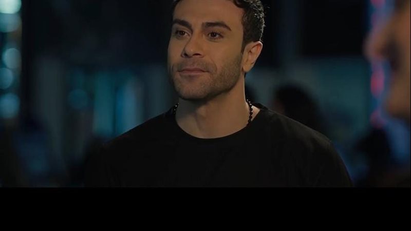 مهند حسني يجسد نموذج