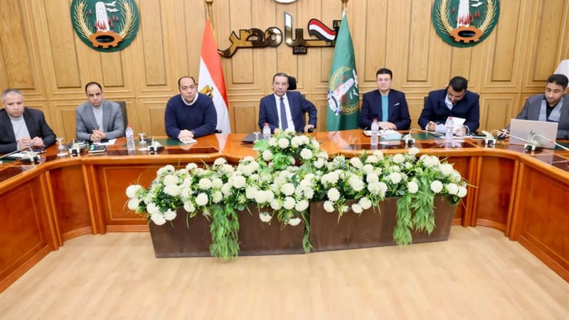 المحافظ أثناء الاجتماع