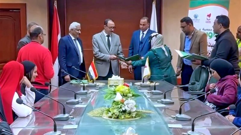 جانب من تسليم الشيكات