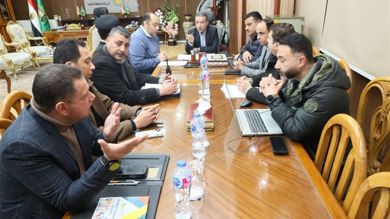 محافظ المنوفية أثناء