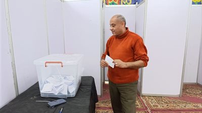 نقيب مهندسي أسيوط يدلي بصوته في انتخابات نقابة المهندسين ويؤكد أهمية المشاركة 