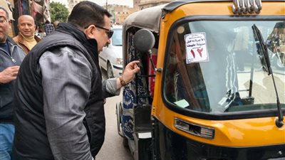 حملة مكبرة لرفع الإشغالات ووضع ملصقات لتحديد أجرة «التوك توك» بطهطا 