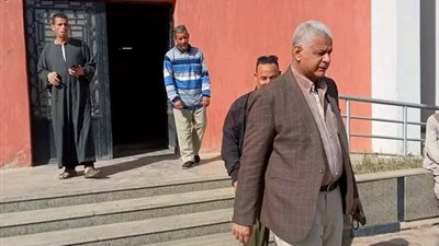 رئيس الوحدة المحلية يتابع انتظام سير العمل بالمصالح الحكومية بطما بسوهاج 