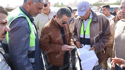 محافظ المنوفية لـ المواطنين في موقف السادات بشبين الكوم: محدش يدفع أكثر من الأجرة المقررة 