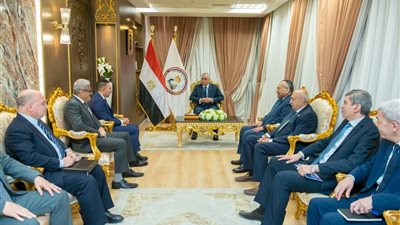 وزير الإنتاج الحربى يبحث مع 