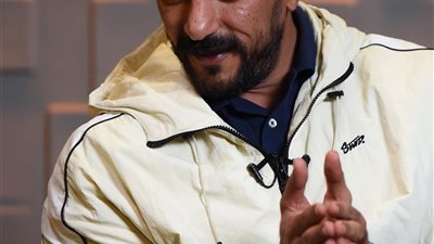 أحمد العوضي: ملامحي القوية بسبب الرياضات العنيفة.. ولن ألجأ للبوتكس