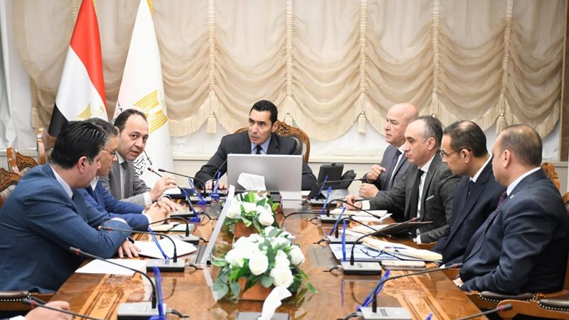 وزير الرياضة يجتمع