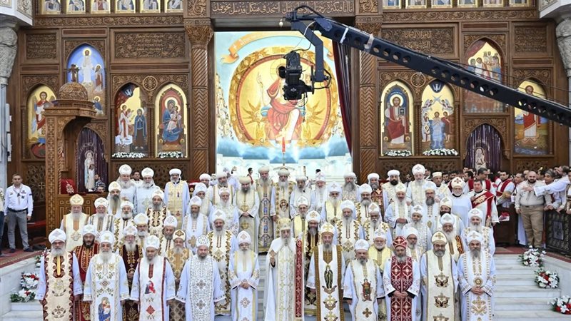 رسامة ٣٨ كاهنًا في