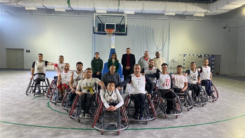 مي زين الدين تزور