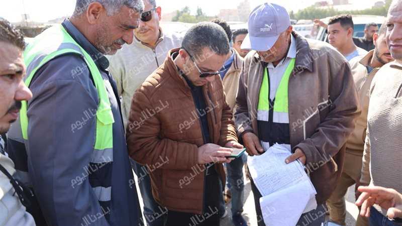 المحافظ داخل الموقف