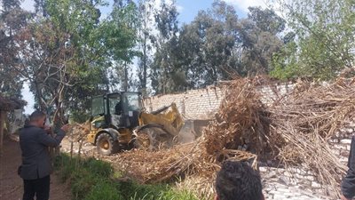 في إجازة العيد.. إزالات فورية لحالات تعدٍ على الأراضي الزراعية بالمنوفية