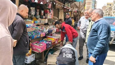 حملة مكثفة لرفع الإشغالات بسويقة الزراعة والحميات بطهطا