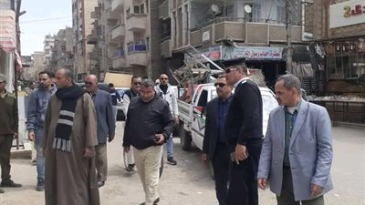 حملات مكثفة لرفع الإشغالات بساحل طهطا.. وتحرير 7 محاضر للمخالفين