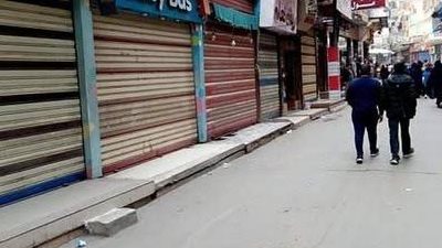 بدءًا من السبت.. الحكومة تفعل مواعيد جديدة لغلق المحال لمدة شهر وتعلن الأنشطة المستثناة