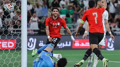 الشوط الأول.. منتخب مصر يقسو على السعودية بثلاثية نظيفة