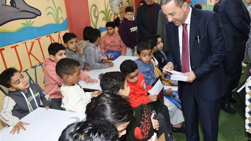 المحافظ يوزع العيدية