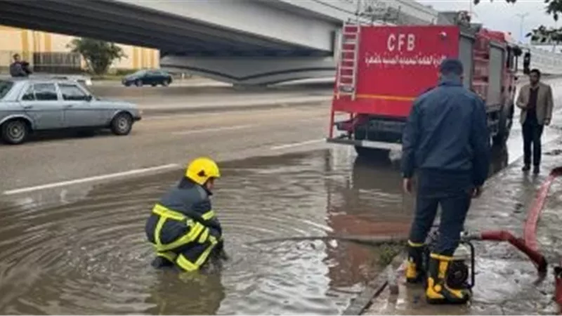 الحماية المدنية تسحب تراكمات مياه الأمطار 