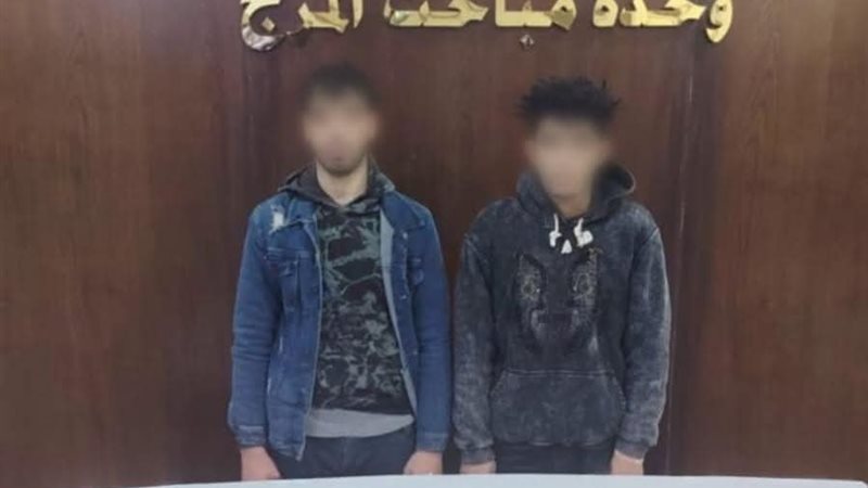 المتهمان بحوزة المضبوطات