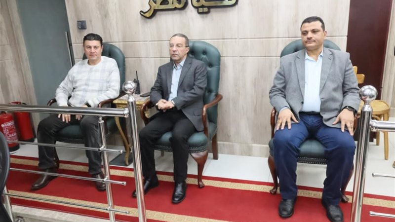 المحافظ اثناء المتابعة