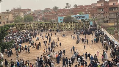 أهالى قرية طنوب بالمنوفية ينتظرون وصول جثامين ضحايا حادث السادات 