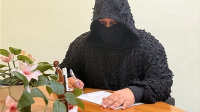 «مطرب القناع» يثير الجدل.. كابوتشي يطلق ألبوم «تورتة» ويخفي هويته حتى اللحظة الأخيرة