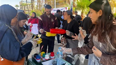 طلاب طب قصر العيني يطبقون مفاهيم الاستدامة داخل الحرم الجامعي| صور