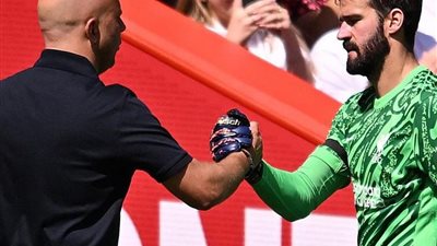 أليسون بيكر يعارض سلوت قبل مباراة ليفربول ومانشستر سيتي