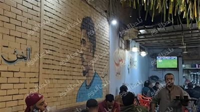 عمر مرموش يحتفي بجرافيتي صورته في «قهوة الخُن»