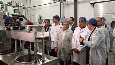 رئيس الوزراء خلال تفقده الطحان لتصنيع وتعبئة التمور: إضافة نوعية للمنطقة الصناعية