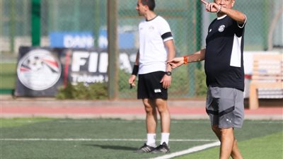 أوسكار رويز يقود تدريبات الحكام الشباب ويشرح حالات لمسة اليد وتقنية VAR