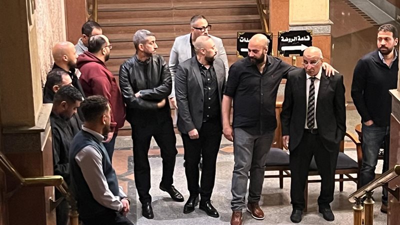 نجوم الفن يلتفون حول حاتم صلاح في وداع والده