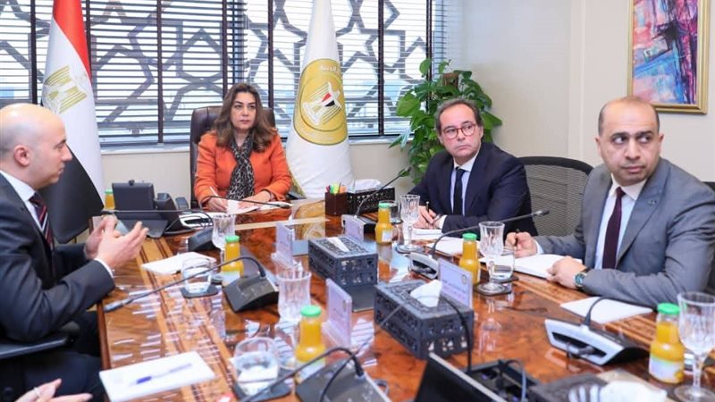 د.منال مع  العربي