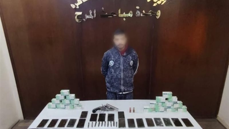 المتهم بحوزة المضبوطات