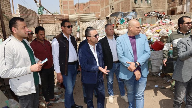 محافظ المنوفية اثناء الجولة