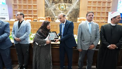 محافظ أسيوط يشهد الاحتفال بعيد الأم ويكرم الأمهات المثاليات 