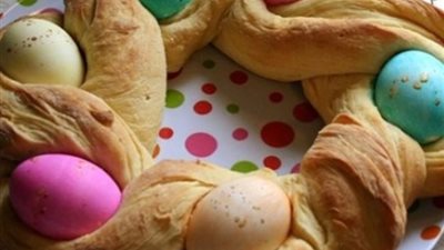 بخطوات بسيطة.. كيف تُعدين فطيرة شم النسيم بالبيض الملون