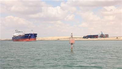 وحدات الإنقاذ البحرى بقناة السويس تنقذ طاقم صال خدمات بحرية بعد اندلاع حريق داخله