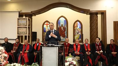 محافظ الجيزة يزور مقر الكنيسة الإنجيلية بالجيزة للتهنئة بعيد القيامة المجيد