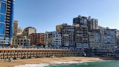 رايات حمراء وصفراء تحذر المصطافين.. وإشغال ضعيف بشواطئ الإسكندرية اليوم 