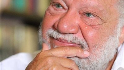 يحيى الفخراني يتلقى مفاجأة مؤثرة على خشبة المسرح القومي احتفالًا بعيد ميلاده