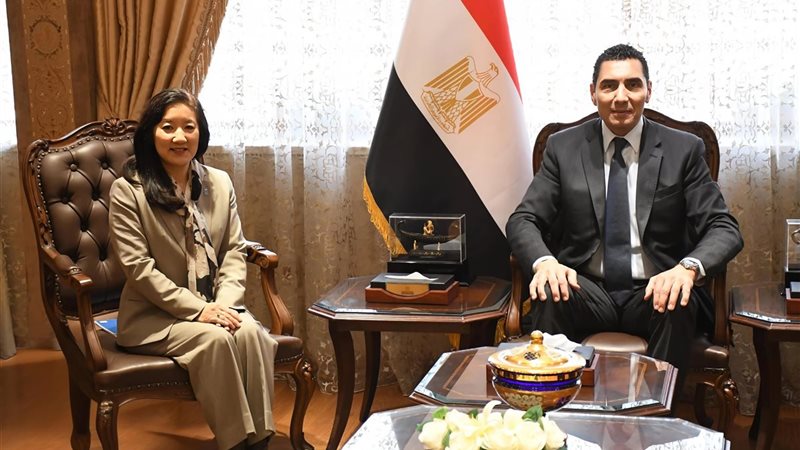 وزير الرياضة مع الممثل