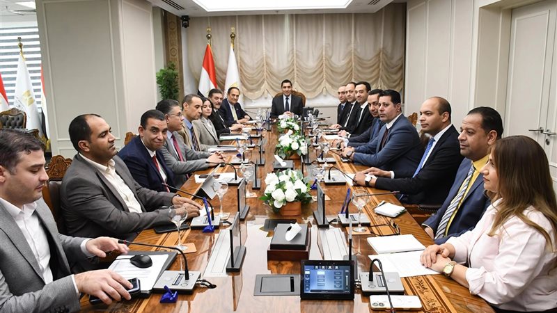 وزير الرياضة يتابع