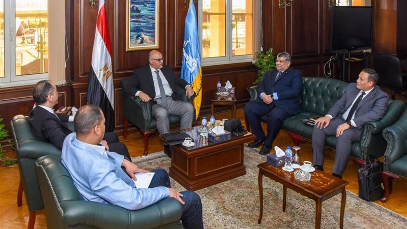 جانب من لقاء محافظ